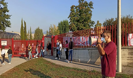 Numero chiuso a Salerno: la protesta di Fronte della Gioventù Comunista